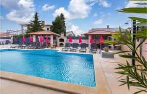 3 Bedroom Nice Apartment In Valbandon 