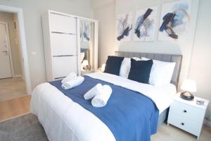 Cozy apt with bedroom & office