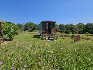Maisons de vacances Roulotte Fleur des Champs : photos des chambres