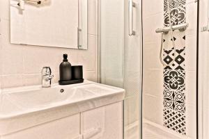 Studio au centre de Paris 14ème - II