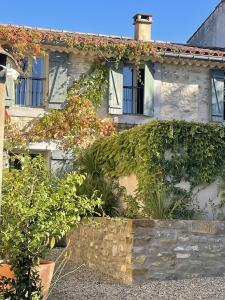 Maisons de vacances Le Domaine de La Tuilerie - Gite de charme en bord de riviere avec piscine : photos des chambres