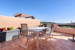 Casa Azul Penthouse with Veranda, Rooftop Terrace & Sea, Pool, Garden, Mountain Views in Casares Costa RDR447