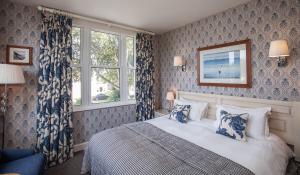 Upper Garden - Road Facing Classic Double room in Fermain Valley Hotel