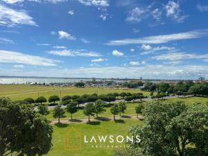 Chic Southsea Apartment, 3 Beds, 2 Baths