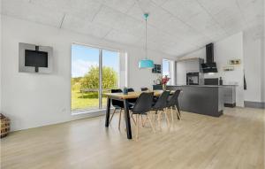 3 Bedroom Beautiful Home In Jerup