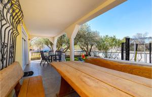 Lovely Apartment In Karin Gornji 