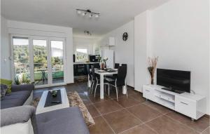 2 Bedroom Cozy Apartment In Saldun 