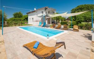 Three-Bedroom Apartment In Porec