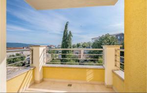 2 Bedroom Lovely Apartment In Salatici