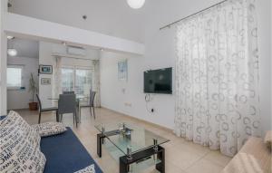 2 Bedroom Lovely Apartment In Salatici