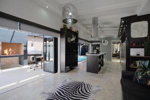 Crown Comfort - Affordable luxury - Private Heated Pool & Hot Tub Under Roof