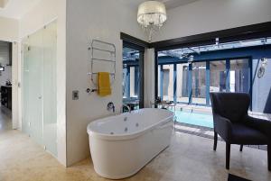 Crown Comfort - Affordable luxury - Private Heated Pool & Hot Tub Under Roof