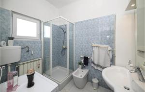 3 Bedroom Amazing Apartment In Brodarica 