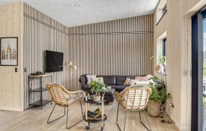 5 Bedroom Cozy Home In Hadsund