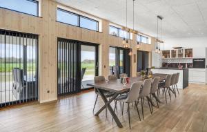 5 Bedroom Cozy Home In Hadsund