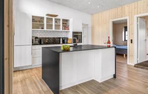 5 Bedroom Cozy Home In Hadsund