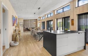 5 Bedroom Cozy Home In Hadsund