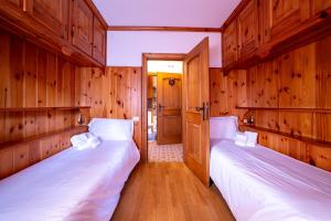 GuestHost - Silent Peaks - Cortinas Wooden Haven