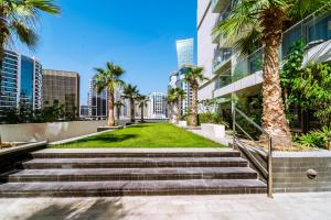 Huge Studio in Business Bay with Jacuzzi Access 17 minutes to Trade Fair