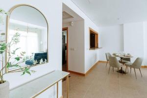 Elegant 1BR Retreat with Ocean Views, Palm