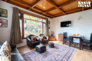 StayVista at Crystal Creek 2BR villa in Gulmarg with Free Breakfast
