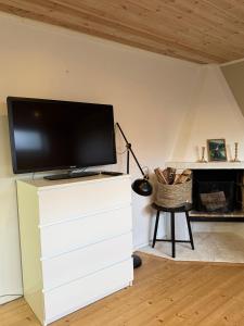 Coosy authentic swedish wooden studio apartment, 25 min to Stockholm city-Own entrance