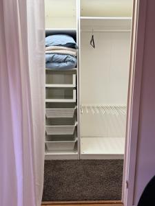 Coosy authentic swedish wooden studio apartment, 25 min to Stockholm city-Own entrance