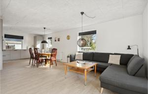 3 Bedroom Cozy Home In Sønder Felding