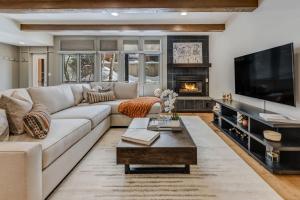 New Listing! 3 BR 3 BA Updated Condo - Pool & Hot-tub