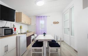 Pet Friendly Apartment In Tar With Wifi 