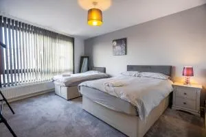 Hanham Rd Central Location Long Stay Sleeps 9 by ShortStayUK - 凯恩舍姆