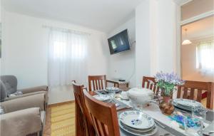 Stunning Apartment In Karin Gornji 