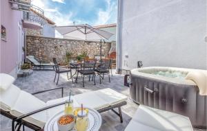 Beautiful Home In Grizane With Jacuzzi 