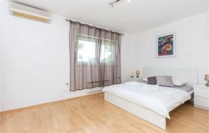 2 Bedroom Cozy Apartment In Smrika 