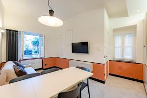 JOIVY Bright 2BR flat, moments from the beach