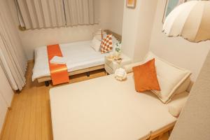 Higashi-Nakano 203 train 2 stops to Shinjuku ,up to 3 people