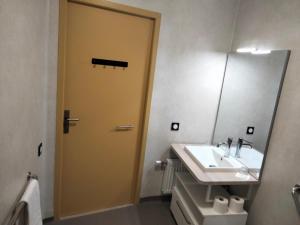 Hotels Hotel La Pierre Bleue : photos des chambres