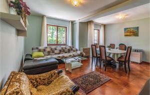 3 Bedroom Gorgeous Home In Valbandon 