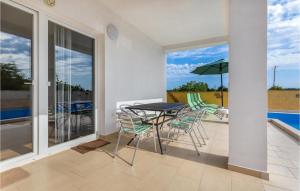 Four-Bedroom Holiday Home In Valbandon