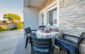1 Bedroom Cozy Apartment In Valbandon 