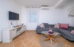 1 Bedroom Cozy Apartment In Valbandon 