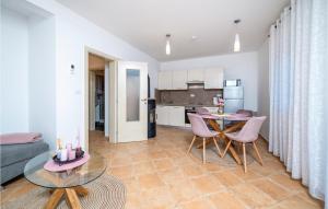 1 Bedroom Cozy Apartment In Valbandon 