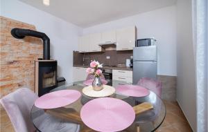 1 Bedroom Cozy Apartment In Valbandon