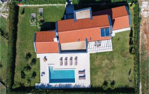 Stunning Home In Valbandon 