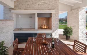 Amazing Home In Valbandon