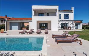 Amazing Home In Valbandon