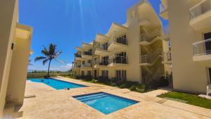 Blue Skies on endless Beachfront