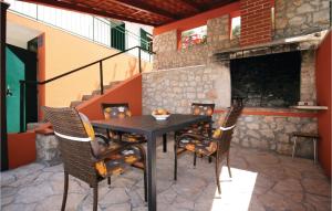 2 Bedroom Beautiful Home In Sparadici 