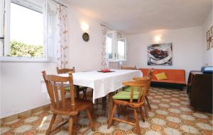 2 Bedroom Beautiful Home In Sparadici 
