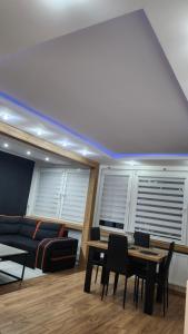 Ekskluzywny Apartament w Centrum z Klimatyzacją i Balkonem